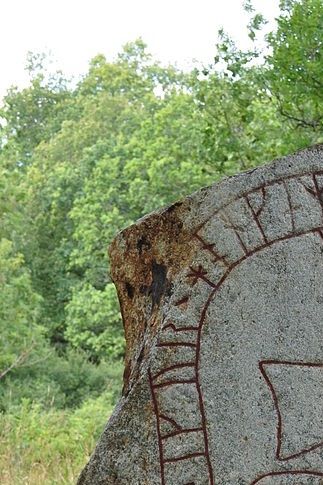 Hägerstalundsstenen (U 73) på sin ursprungliga plats i det gamla Hansta. - bild: Av Björn Persson - https://www.rombobjörn.se/galleri/runor/Hägerstalundsstenen.html, CC BY-SA 3.0, https://commons.wikimedia.org/w/index.php?curid=21682699