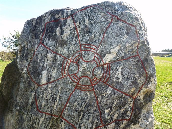 Eggebystenens baksida med det inristade korset - bild: Av Holger.Ellgaard - Eget arbete, CC BY-SA 4.0, https://commons.wikimedia.org/w/index.php?curid=39836711