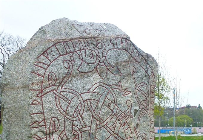 Den nyrestaurerade Kistastenen utanför Kista gård - bild: Av Holger.Ellgaard - Eget arbete, CC BY-SA 4.0, https://commons.wikimedia.org/w/index.php?curid=39916897