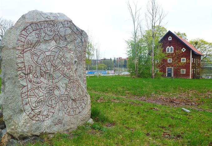 Den nyrestaurerade Kistastenen utanför Kista gård - bild: Av Holger.Ellgaard - Eget arbete, CC BY-SA 4.0, https://commons.wikimedia.org/w/index.php?curid=39916897