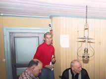 På den här bilden ser du en annan del av köket i Mellangården. Bilden visar några av våra styrelsemedlemmar med gäster i samband den tidigare nämnda julbuffén.