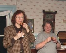 Här ser vi några av våra medlemmar i föreningen, som också intar en varm och näringsrik glögg i salen i samband med julbuffén.